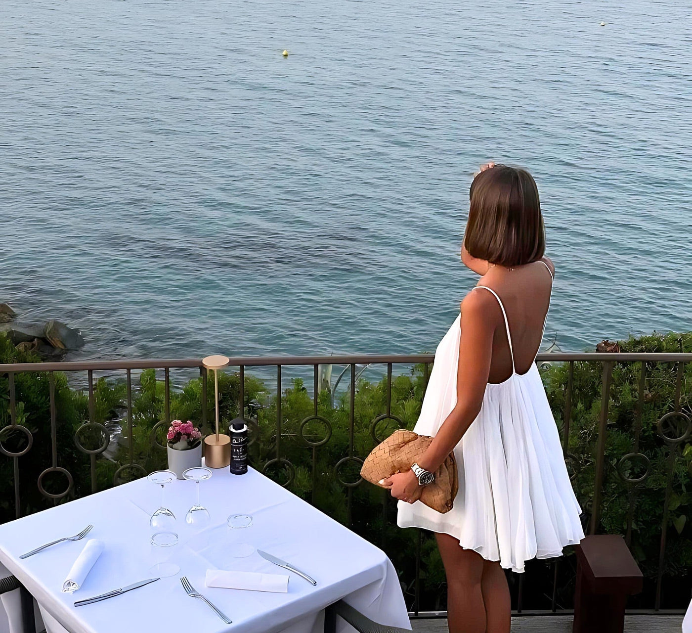 Mio™ | Elegante mini-jurk met blootgestelde rug