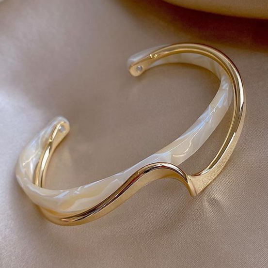 Elegante Gouden Armband met Witte Opaal